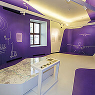 Fußboden als Teil der szenischen Ausstellung