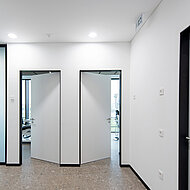 Moderne Praxisarchitektur: Glaswände für Lichteinfall, Diskretion und Hygiene