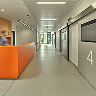 neuform-Türenwerk: Komplexe Türkonfigurationen geben Schutz und Orientierung