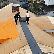 Passgenaue Dachbahnen aus dem Werk auf die Baustelle