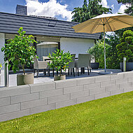 Kann: Puristisches Mauerwerk in zwei Grautönen