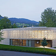 Moeding: Abstrakte Bücher aus Keramik an Dornbirner Stadtbibliothek