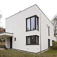 Architektenhaus mit komplett verdeckt liegendem Bandsystem »Tectus« ausgestattet