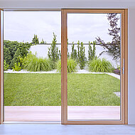 Kömmerling: Glaserin fertigt innovatives Meisterstück