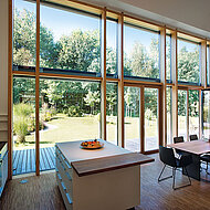 Heller wohnen im barrierefreien Holzhaus mit Glasfassade