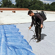 Primer und EPDM-Plane bringen Flachdachabdichtung in »Hochform«