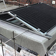 Brandschutzbarriere zwischen Flachdach und PV-Anlagen