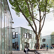 Lamilux: Wandlungsfähige Fassade aus hinterleuchteten Kunststoffplatten 