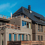 MOCOPINUS: Sibirische Lärche prägt Fassade im Harz 