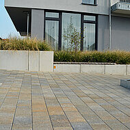 Adolf Blatt: Wasserdurchlässiges Pflaster für »WohnenPLUS«-Residenz