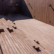 Bambus sorgt beim Sky Forum für Nachhaltigkeit, Robustheit, Rutschhemmung und eine ansprechende Optik