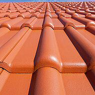 Stabiler Leichtgewichts-Dachstein schont Statik und Rücken der Dachdecker