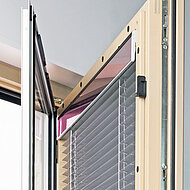 Internorm: Smarte Beschattungslösung am Fenster sorgt ganzjährig für angenehmes Raumklima