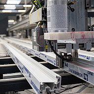 Vollautomatisierte Fensterverklebung in robotergestützter Linie