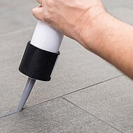 GUTJAHR: Passt zu Betonoptik - Die „Fuge aus der Tube“ ab sofort auch in steingrau 