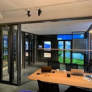 PRODUKTERLEBNIS ZUM ANFASSEN -  HUECK ERÖFFNET AUSSTELLUNG IN DER DESIGNER WERKSCHAU