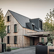 PREFA: Dunkles Aluminiumdach sorgt für Ruhe und Eleganz