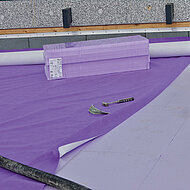 Jackon Insulation: Umkehrdach ermöglicht Sportplatz auf dem Dach 