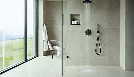 Endlich vereint: Eine Duschrinne, die sich k&uuml;rzen und verfliesen l&auml;sst