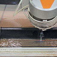 Ziegel-Rundverlegung: Messen, Schneiden, Kleben, Lackieren