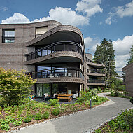 Hagemeister: Dunkelbrauner Klinker umhüllt die Baumkrone