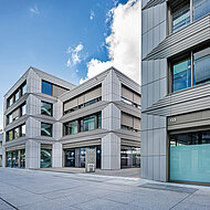 Moeding: Eine Fassade zwischen Bilderrahmen und gerafften Vorhängen