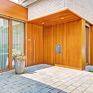 SIMONSWERK: Design, Sicherheit und Komfort für das Multitalent Holzhaustür