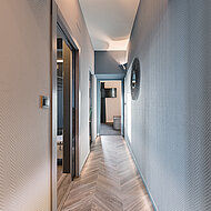 Eclisse: In der Wand laufende Schiebetüren für kleinstes Hotel Spaniens