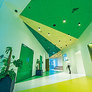 3 500 m² Deckensysteme für das Family Hotel Amarin