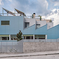 Architektonisches Highlight mit blauer Keramikfassade