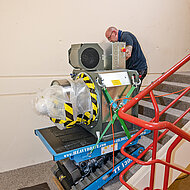 Heavydrive: Schwere Lasten rückenfreundlich über Treppen transportieren