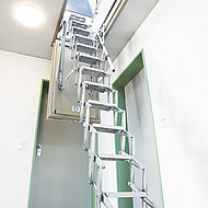 Roto Frank: Vormontierte Stahlluke mit erhöhtem Feuerwiderstand