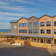 Mocopinus: Facettenreiche Holzfassade für die »Bretterbude«