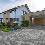 Kann: Ansprechende Flächengestaltung in verschiedenen Grautönen