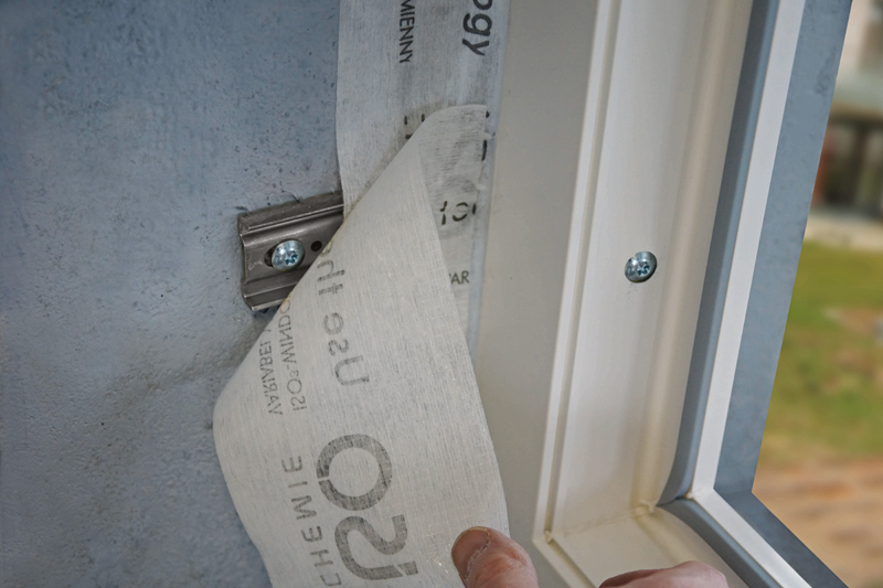 ISO-Chemie: Punktuell abdichten mit klebenden Pads