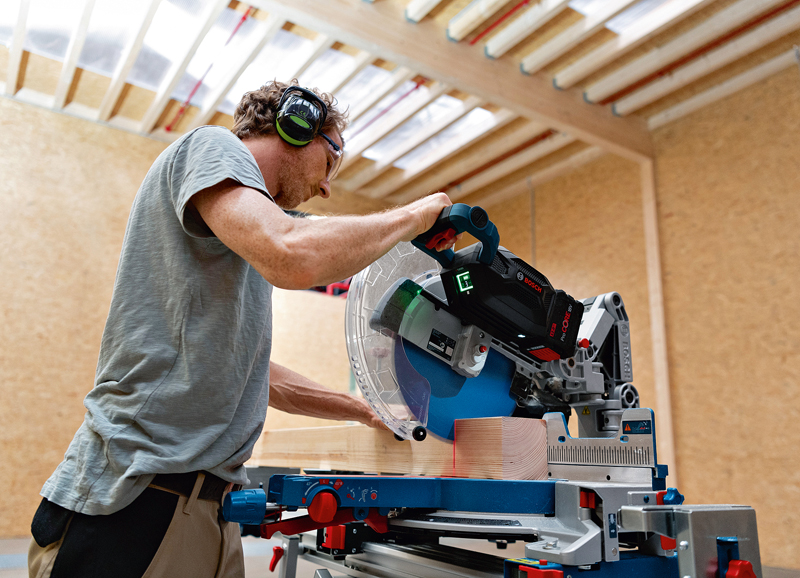 Robert Bosch: Akku-Kapp- und Gehrungssäge für leistungsintensive Anwendungen