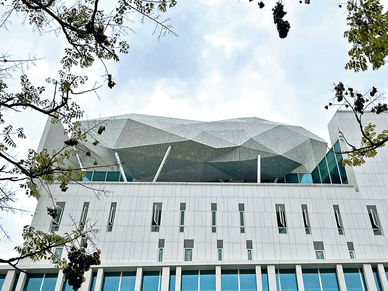 fischerwerke: Strahlendes Gesicht für neue Kirche
