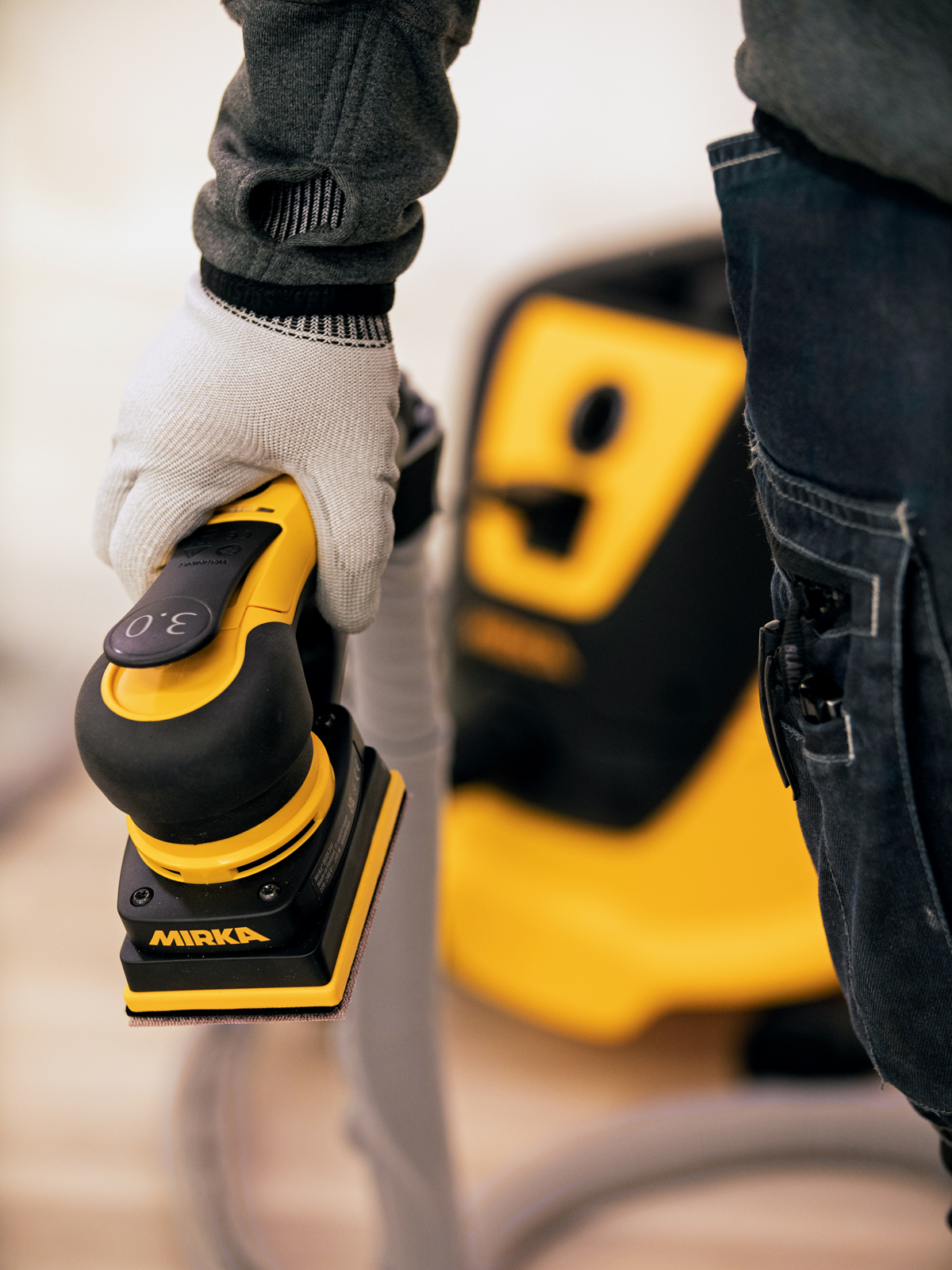 Mirka: Kompakter Schwingschleifer für ein gelungenes Finish