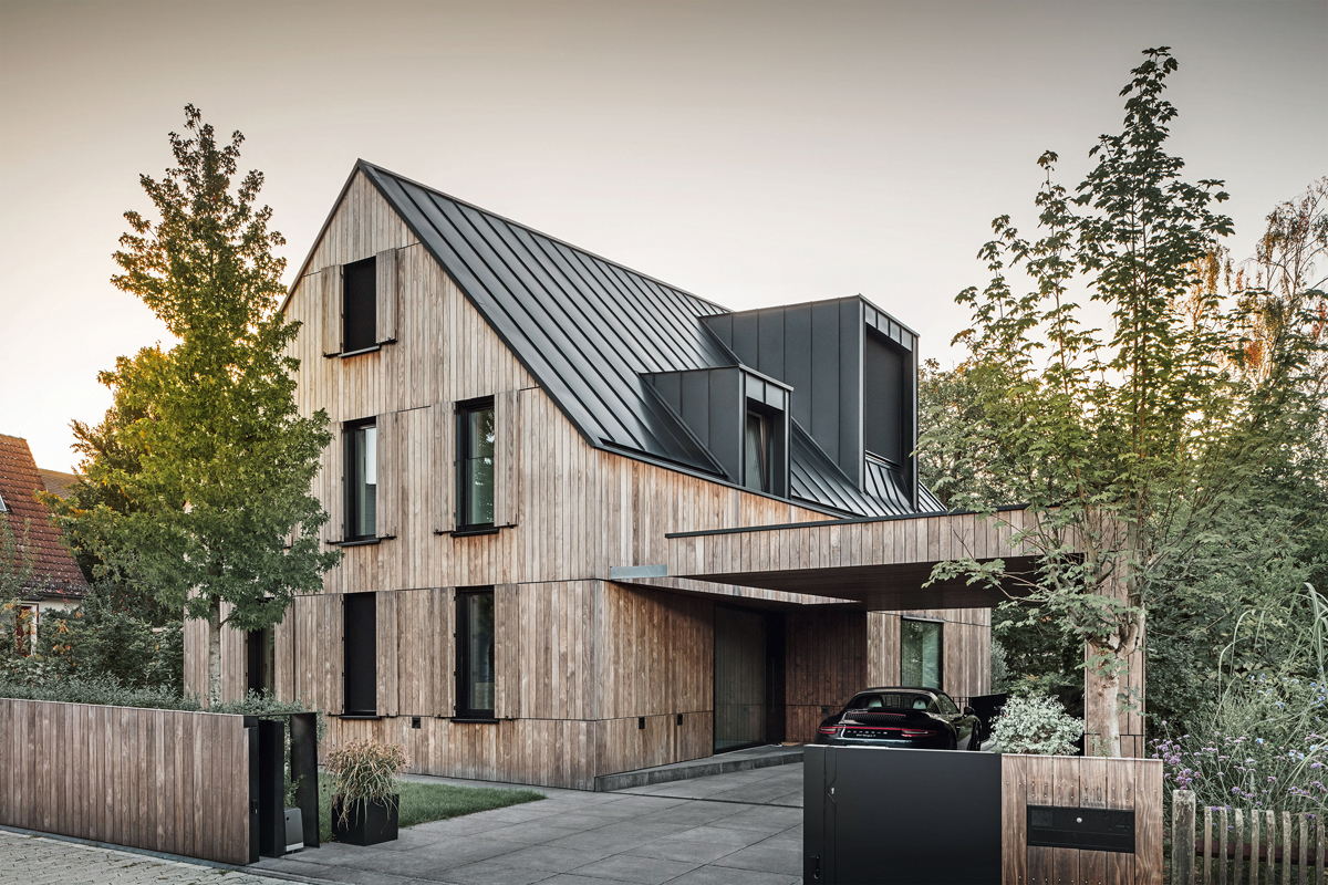 PREFA: Dunkles Aluminiumdach sorgt für Ruhe und Eleganz