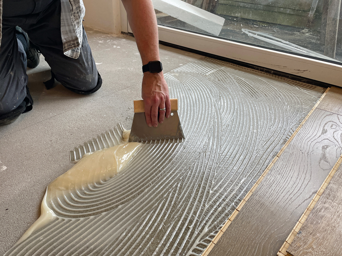 STAUF: Weniger Klebstoff für mehr Bodenfläche