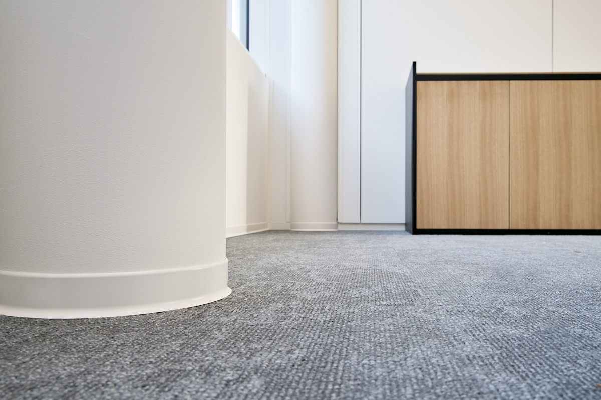 Eine runde Sache: Durchdachte Sockelleisten für Säulen im Parlamentsgebäude