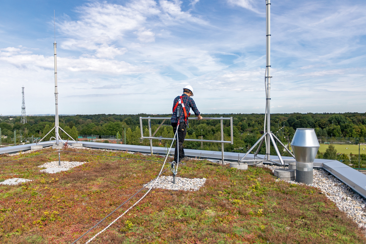 Flachdächer über München mit Absturzschutz ausgestattet