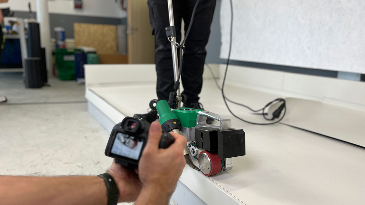 Der dichte Bau: Neue Videos und Fotos zur Verarbeitung von Kunststoffbahnen