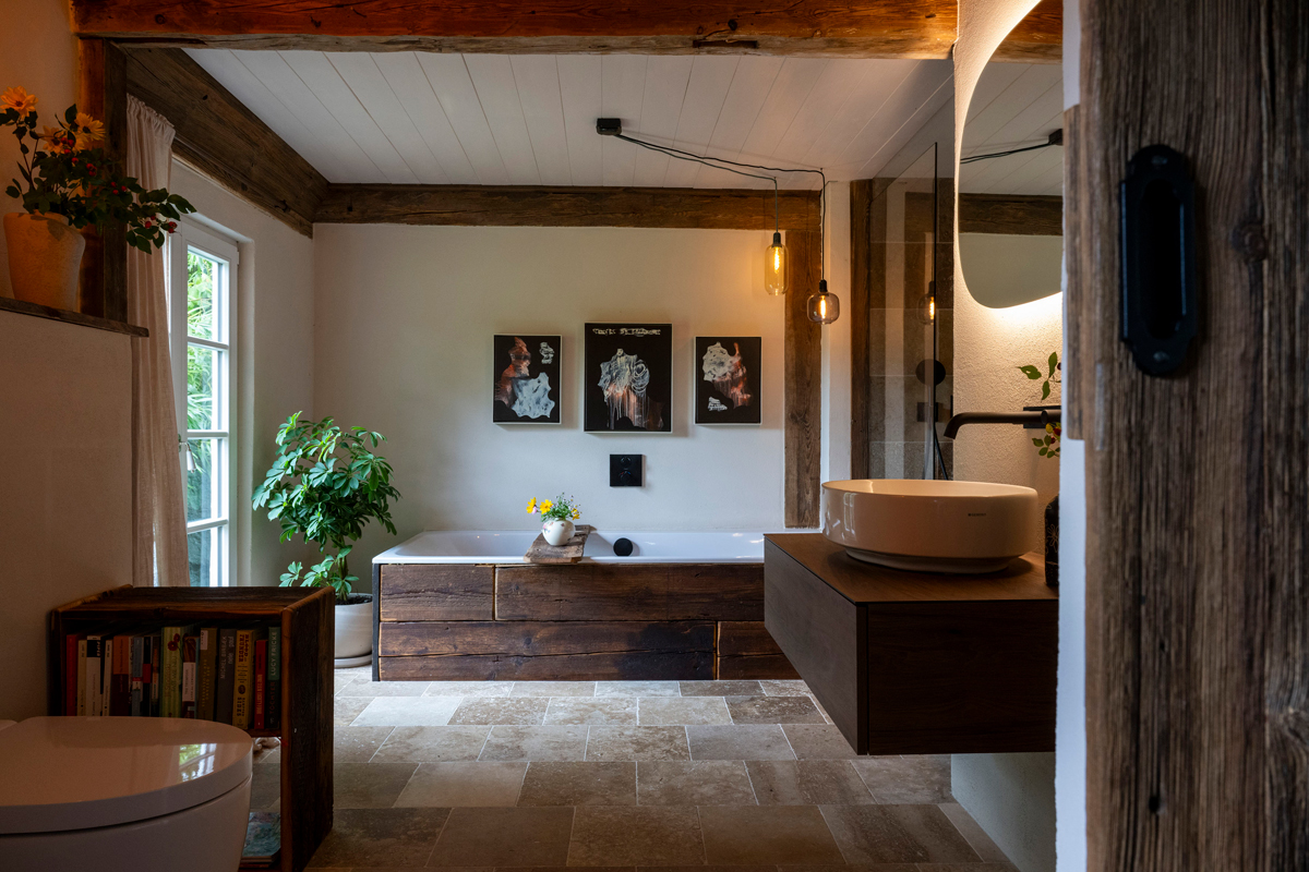 Badrenovierung in historischem Reetdachhaus