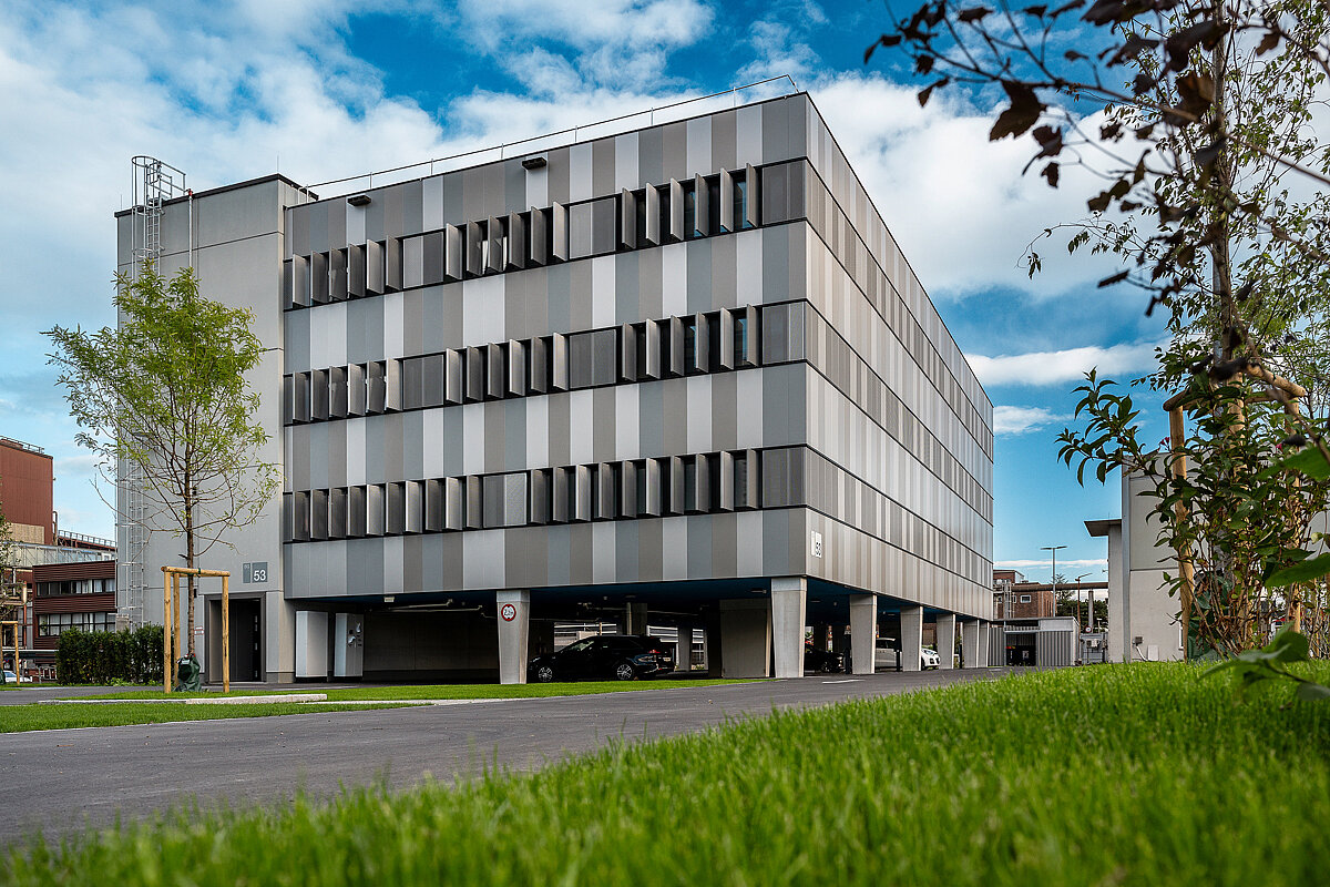 »Planum«-Fassade kombiniert mit »Greentec Steel«