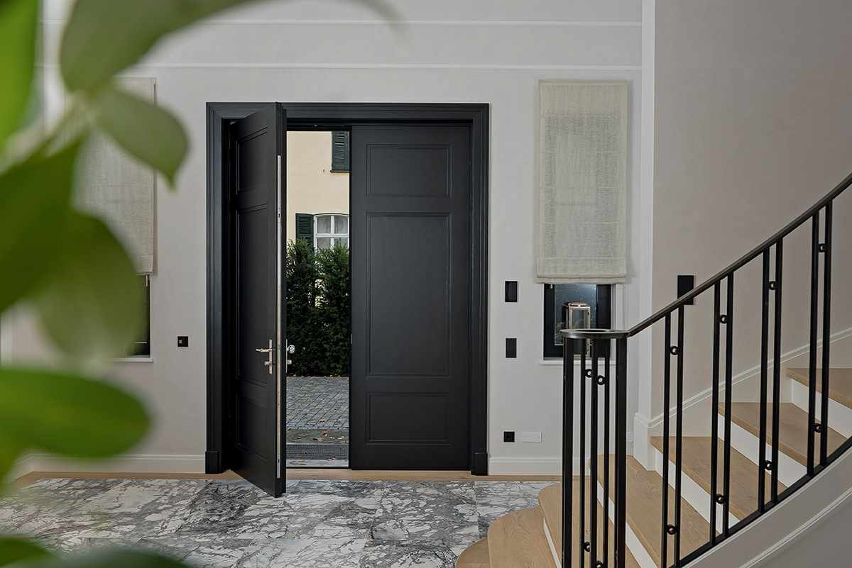 Edles Ambiente mit Türen in Schwarz-Weiß