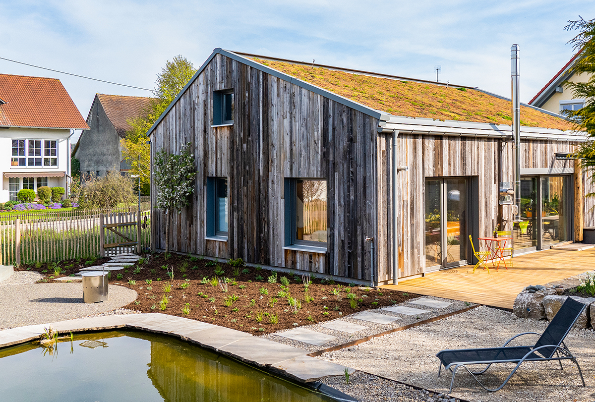 Schräglage: begrüntes Satteldach